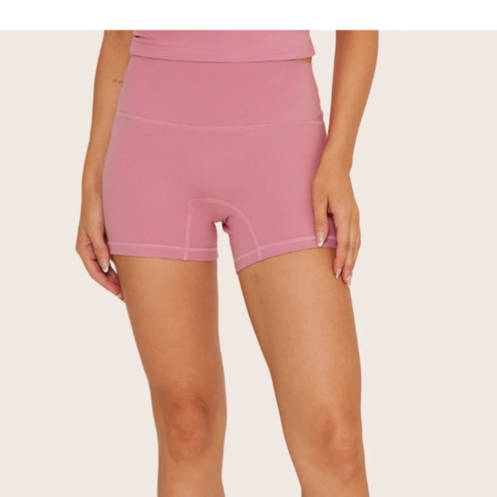 New and in packaging. Set active formcloud shorts in gloss. Sold out color